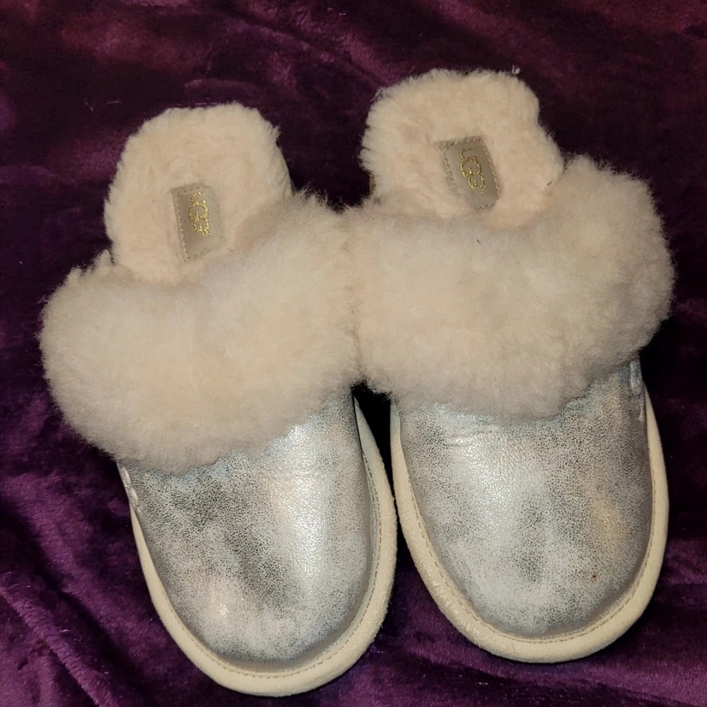 UGG Cozy Gray and Cream Slippers with Sheepskin Lining - Picture 2 of 5